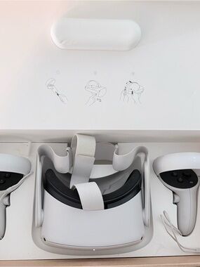 Oculus standalone VR headset with white controllers